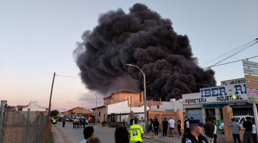 Casi doce horas de trabajo para extinguir un incendio en una fábrica de plásticos de Madridejos