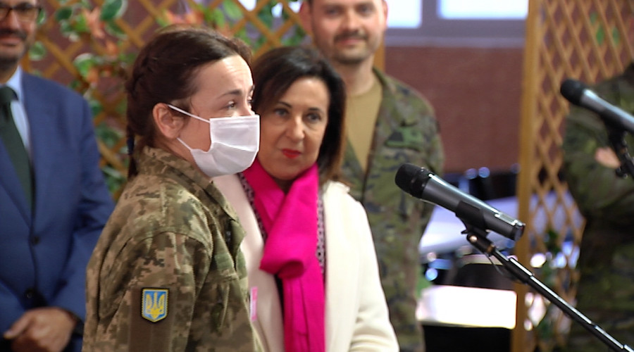 La ministra de Defensa visita a los 198 militares ucranianos que participan en el II curso de instrucción básica impartido en Toledo