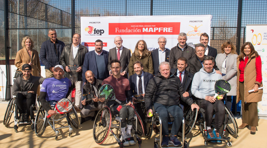 El Hospital Nacional de Parapléjicos suma el pádel a su oferta deportiva para los pacientes gracias a la nueva Pista Fundación MAPFRE