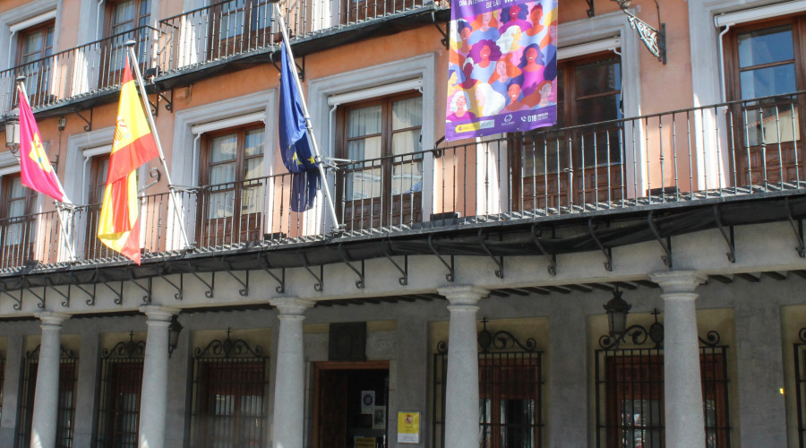 La Delegación del Gobierno en Castilla-La Mancha se suma a los actos del 8-M con una pancarta conmemorativa en su fachada 