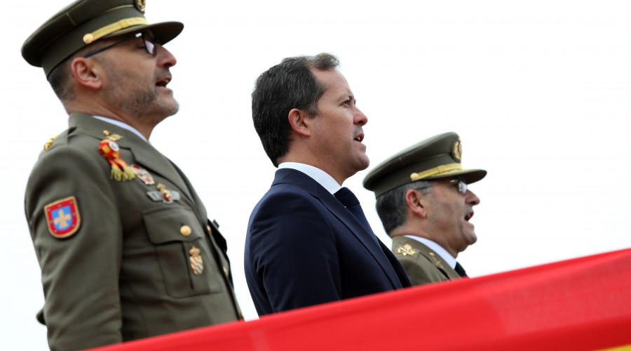 Acto cívico militar de izado de la bandera de España en la rotonda de la avenida de la Reconquista de Toledo